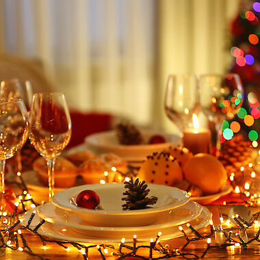 festlich gedeckter Tisch mit Weihnachtsdekoration.