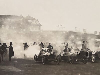 Das Foto zeigt ein Autorennen in den 1920er Jahren.